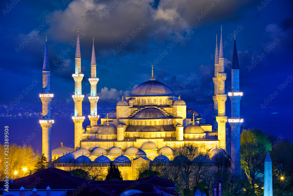 View of Blue Mosque or Sultanahmet Camii at dusk, Istanbul, Turkey
