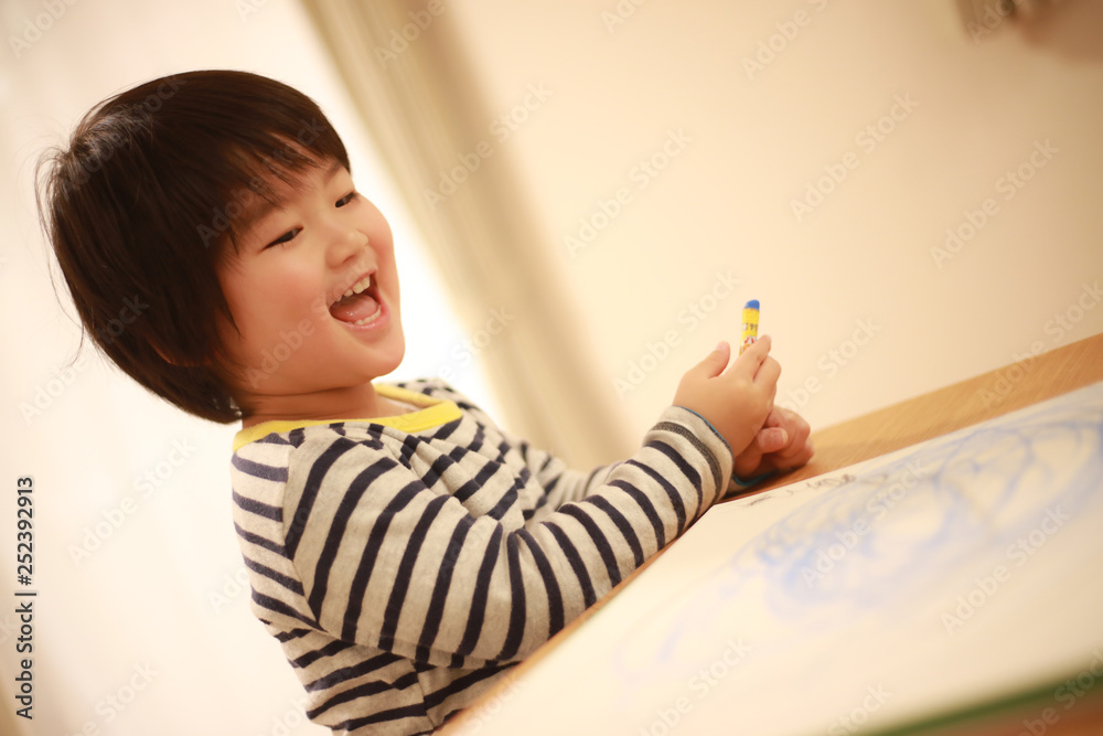 お絵かきする男の子 お絵かきする男の子