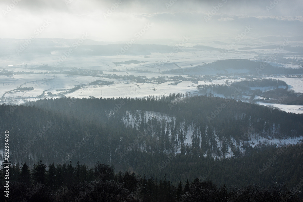 Fototapeta premium Sudecki pejzaż zimowy - widok z góry Trójgarb