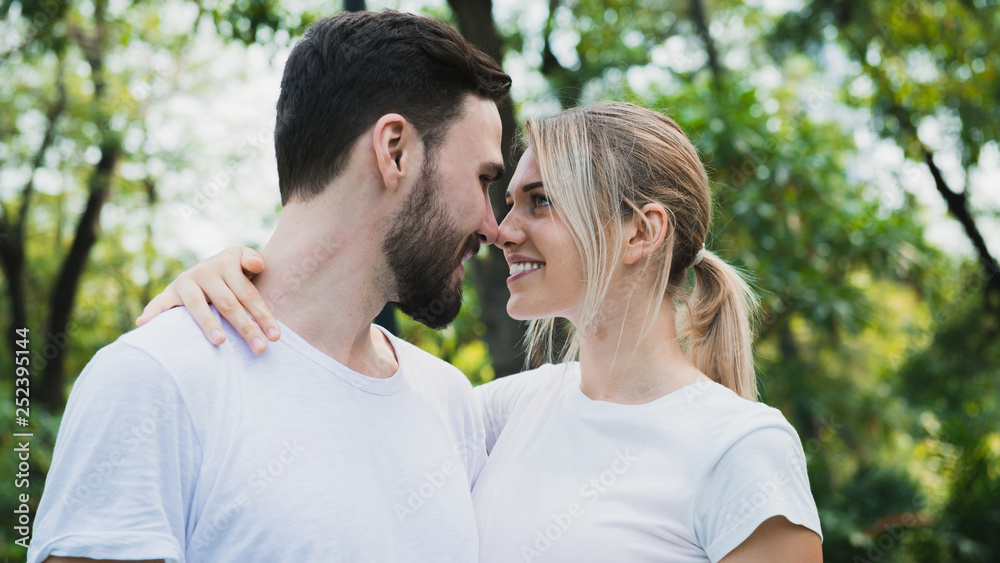 Fototapeta premium Young couple in love while in the park