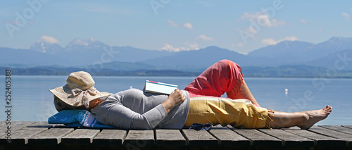 eingeschlafen beim Lesen in der Natur photo