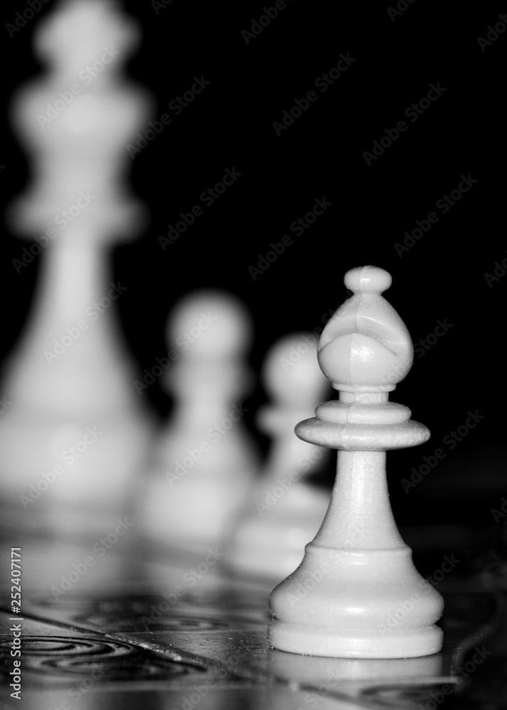 Scacchi fotografati su una scacchiera Scacchi fotografati su una scacchiera