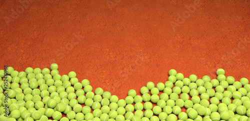 Tableau sur toile Plein de balles de tennis sur fond de terre battue