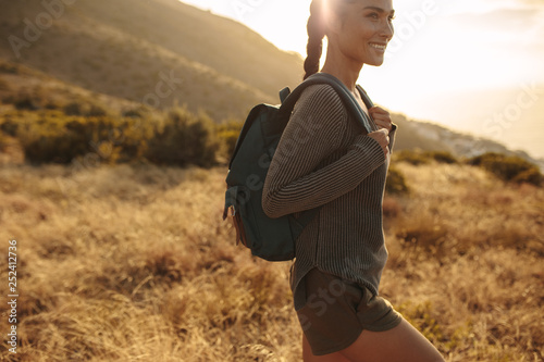 Obraz na plátně Smiling woman walking on a country trail
