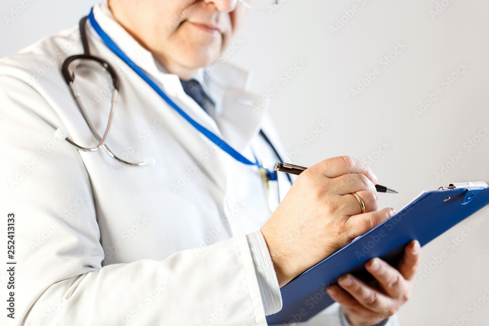 The doctor makes an entry in the patient card The doctor makes an entry in the patient card