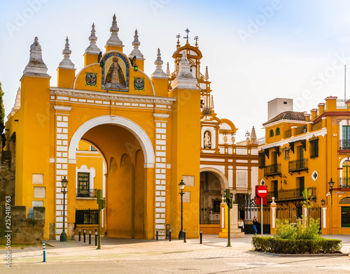 Porte et basilique de la Macarena à Séville en Andalousie, Espagne