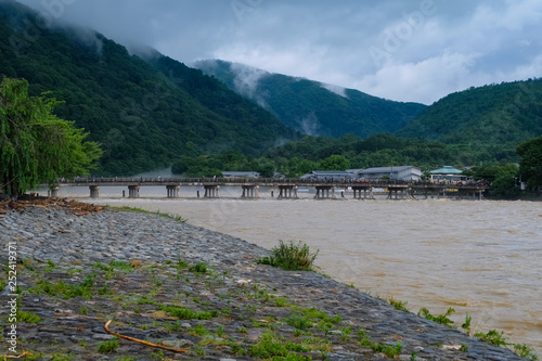嵐山 渡月橋と増水した桂川