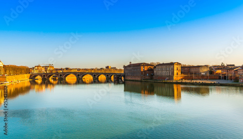 La Garonne et le Pont Neuf à Toulouse en Haute-Garonne, en Occitanie, France