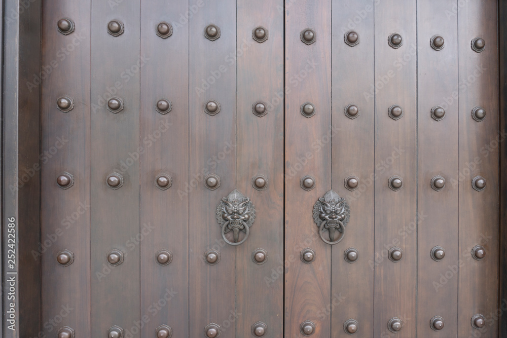 Fototapeta premium Duże drewniane drzwi