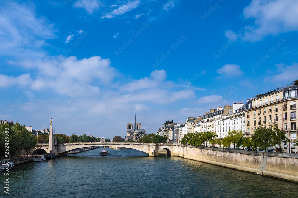 Blick über die Seine in Paris, Frankreich