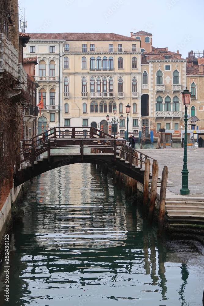 Venise, palais vénitiens et pont en bois sur un canal (Italie)