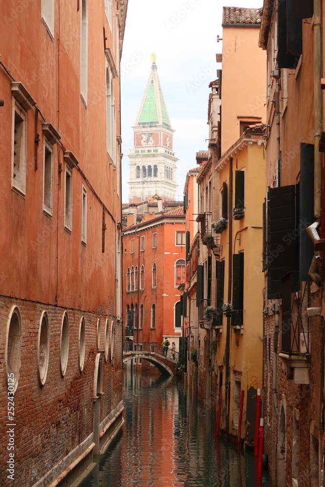 Venise, canal étroit avec vue sur le campanile de Saint Marc (Italie)