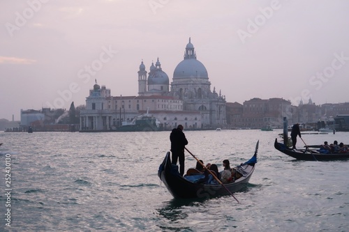Venise, gondoles avec la basilique Santa Maria della Salute au loin (Italie)