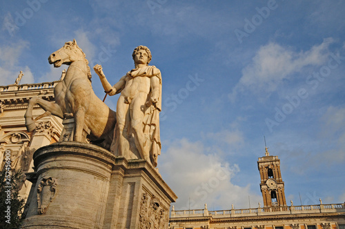 Roma, le statue di piazza del Campidoglio