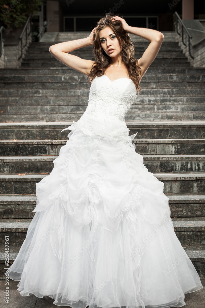 Obraz premium Portrait of a bride in a wedding dress. On the street.