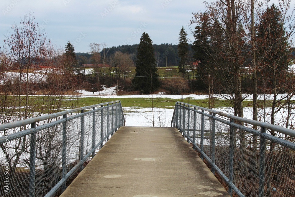 Fußgängerbrücke über einen Fluss, Allgäu, Bayern Fußgängerbrücke über einen Fluss, Allgäu, Bayern