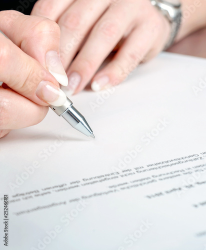 Stift, Hand und Dokument - Nahaufnahme