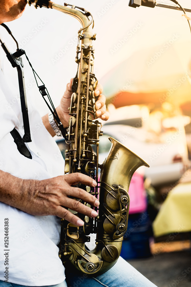 Obraz premium jazz musician playing the saxophone