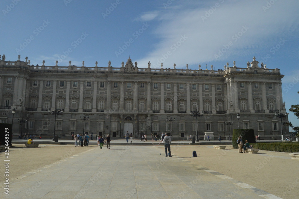 Obraz premium East Facade and Weapons Square of the Royal Palace Dated in the Fourteenth Century Baroque Style In Madrid. Architecture, History, Travel. October 18, 2014. Madrid, Spain.