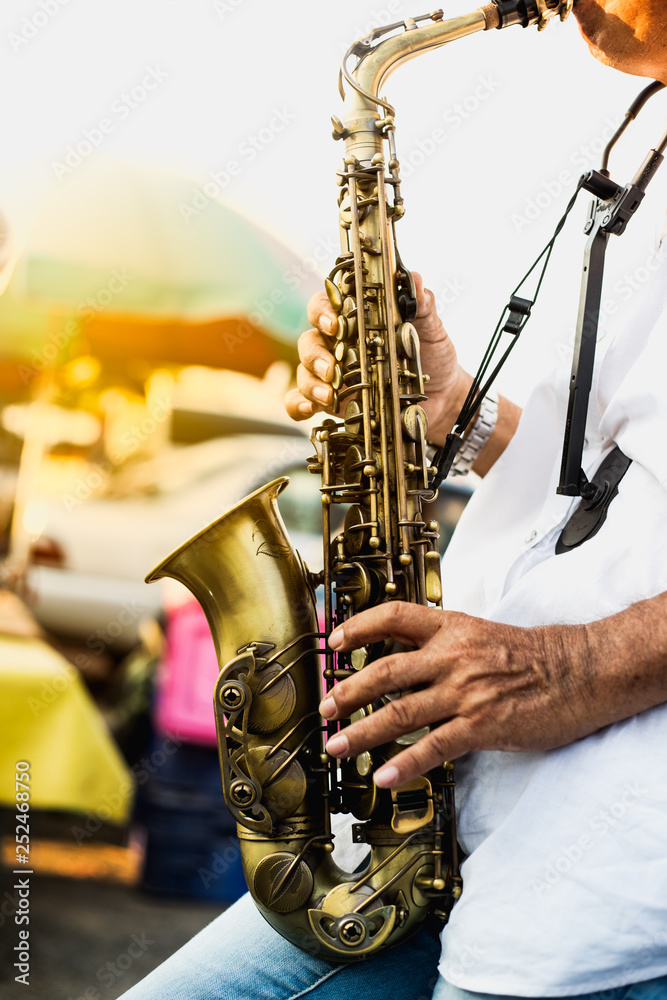 Naklejka premium jazz musician playing the saxophone 