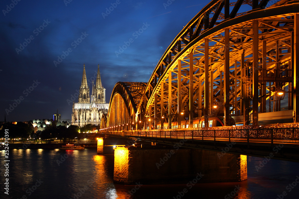 Fototapeta premium der Rhein am Abend in Köln