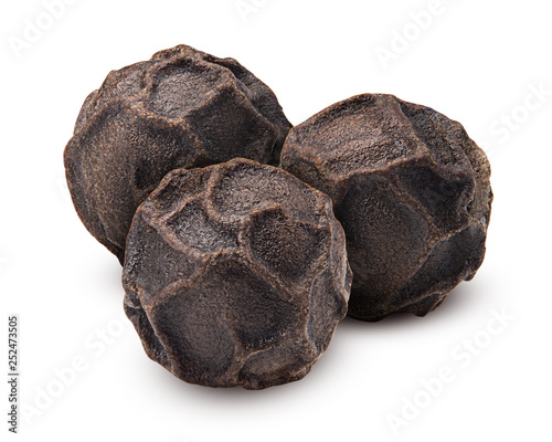 фотографія black pepper, peppercorn, isolated on white background, clipping path, full dept