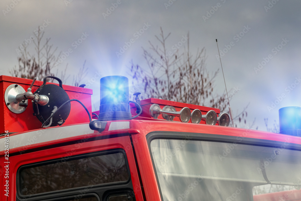  Symbolbild: Feuerwehrauto mit Blaulicht Stock Photo 