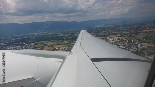 Vue du sol depuis un avion au décollage