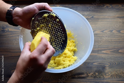preparation of grated potatoes for cooking