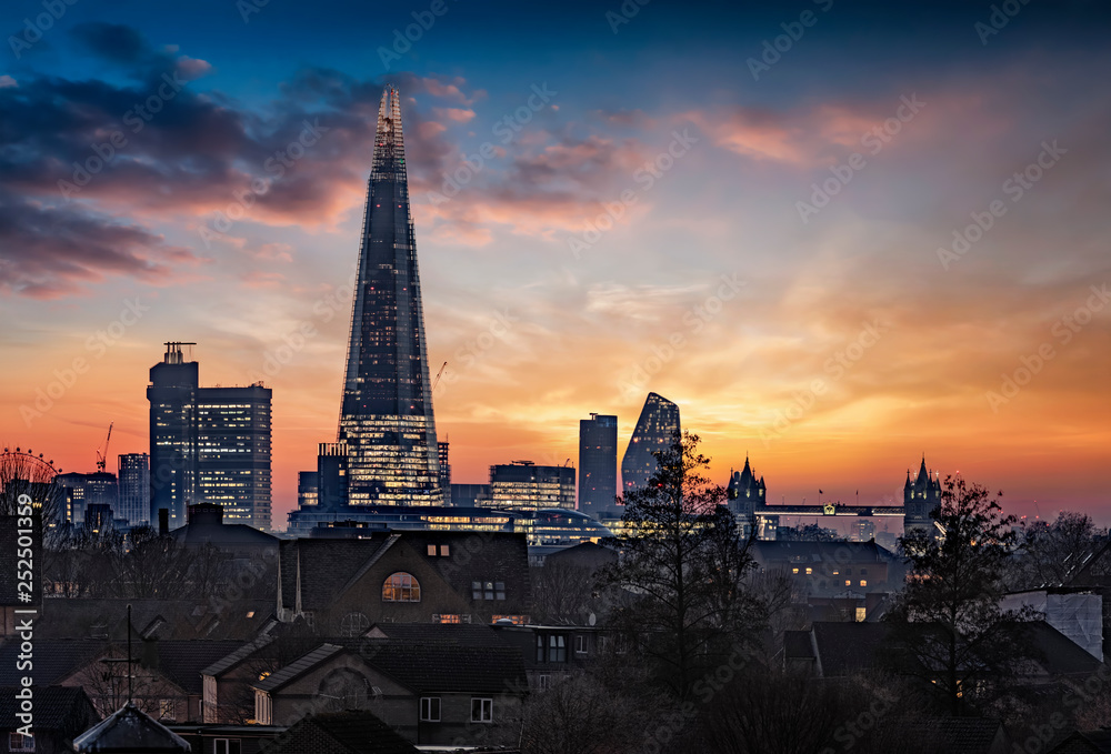 Die beleuchtete Skyline von London, Großbritannien, am Abend nach Sonnenuntergang
