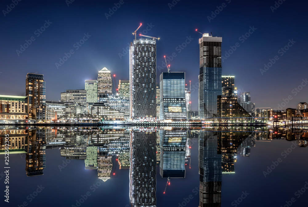 Fototapeta premium Panorama des Finanzbezirks Canary Wharf von London mit den zahreichen Wolkenkratzern am Abend