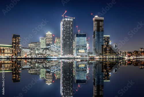 Panorama des Finanzbezirks Canary Wharf von London mit den zahreichen Wolkenkratzern am Abend