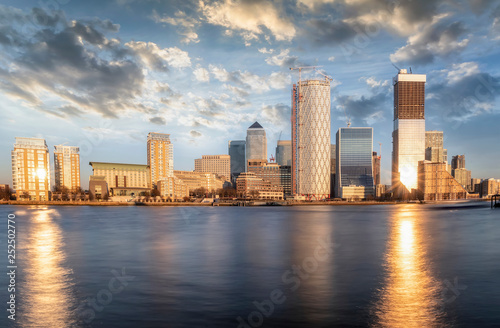 Panoramablick auf das Finanzviertel von London  Canary Wharf  bei Sonnenuntergang  Gro  britannien