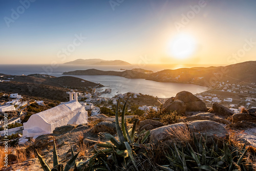 Sonnenuntergang   ber der Insel Ios auf den Kykladen in Griechenland  mit orthodoxer  griechischer Kirche im Vordergrund