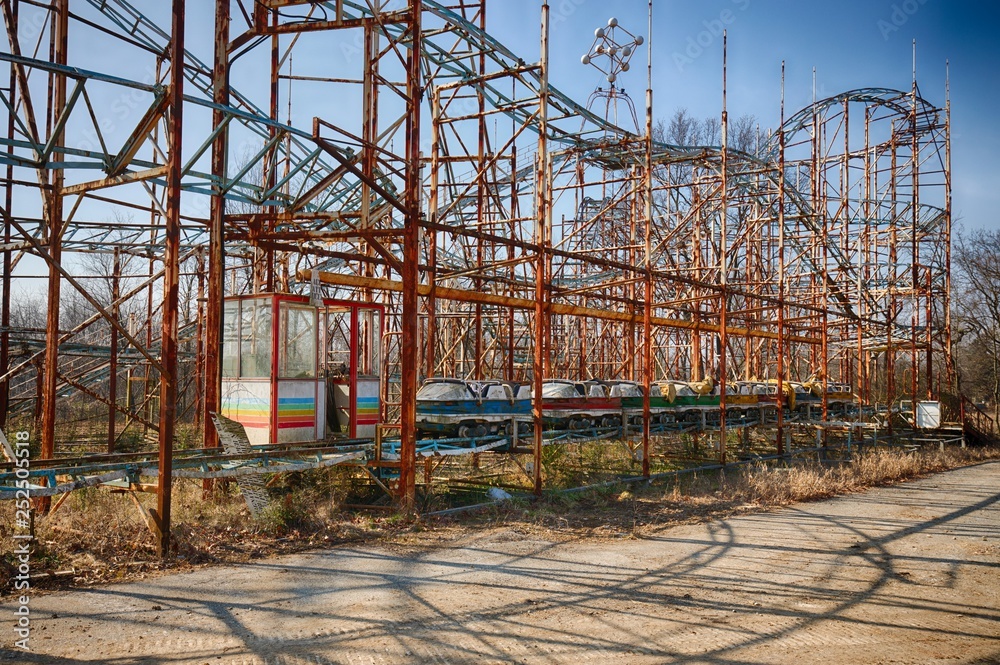 Verlassener Vergnügungspark mit Achterbahn
