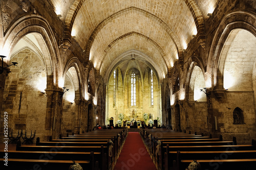 Interior de iglesia católica durante celebración de boda Fototapet
