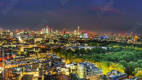 London skyline at night © offcaania