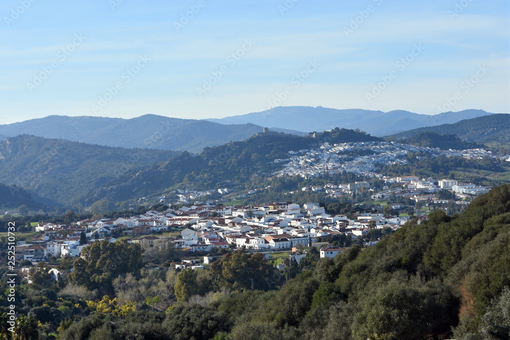 Típico pueblo español entre montes en Andalucia dentro de España
