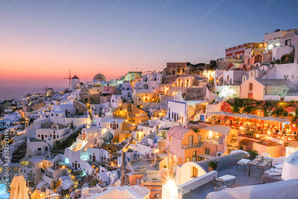 Obraz premium After Sunset in Oia, Santorini