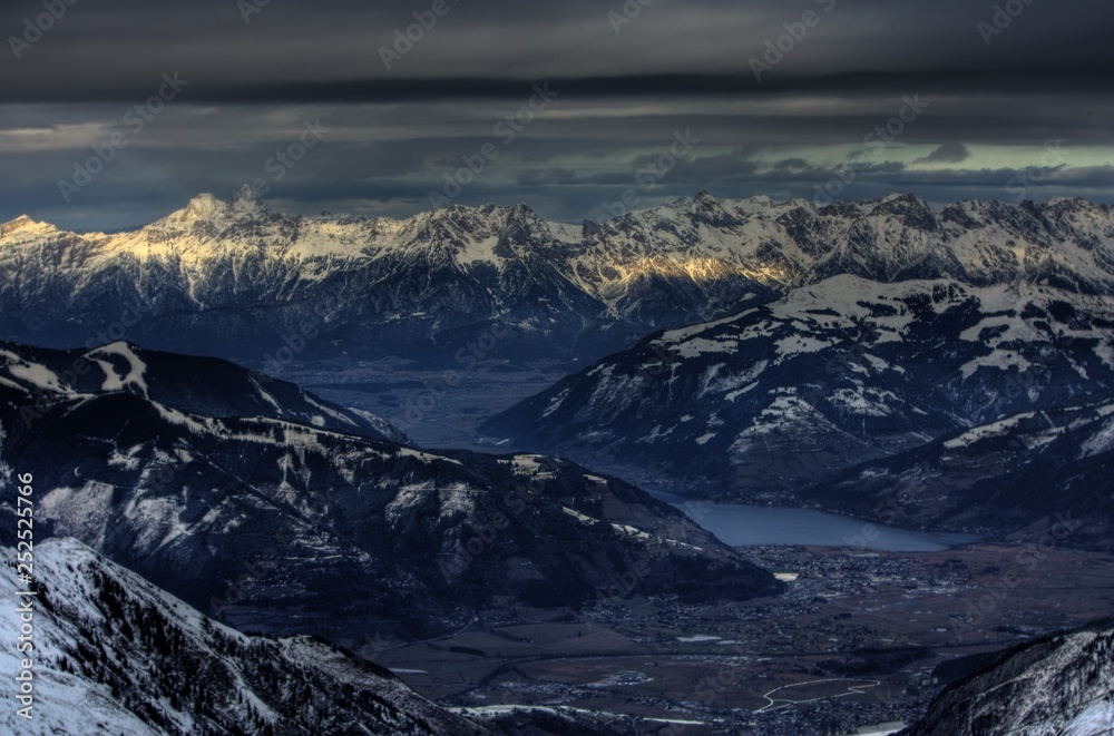 Österreich Zell am See Alpen Bergmassiv im Winter