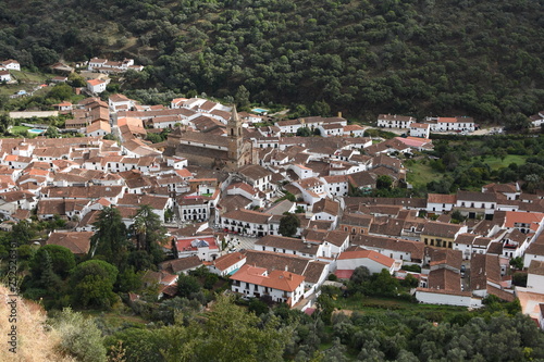 Pueblo típico de Andalucía entre montes