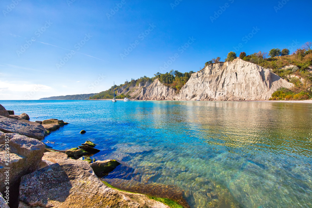 Toronto, Scenic Scarborough Bluffs facing Ontario lake shore Toronto, Scenic Scarborough Bluffs facing Ontario lake shore