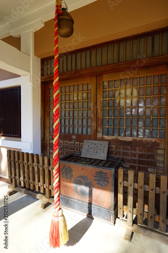 東京　板橋　熊野神社　賽銭箱　鈴　紐　紅白 photo