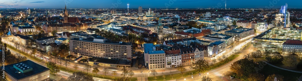 Panorama von Hannover Innenstadt an einem Abend bei schönen Wetter