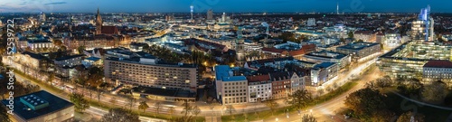 Panorama von Hannover Innenstadt an einem Abend bei schönen Wetter