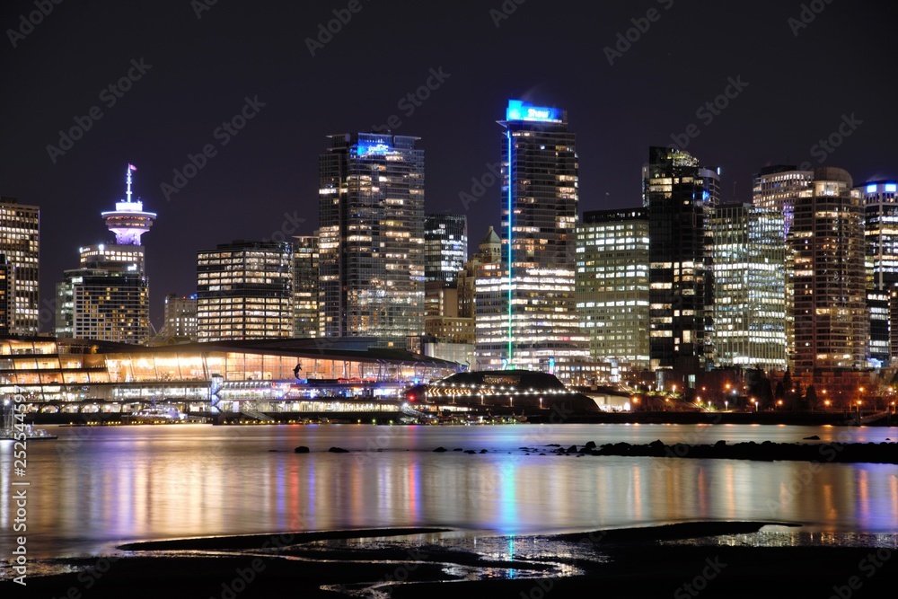 Fototapeta premium バンクーバーの夜景 canada place