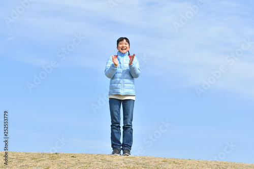 青空で拍手する女の子 © hanapon1002