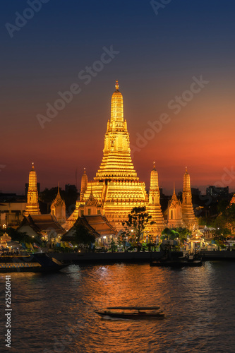 Wat Arun Temple or "Temple of Dawn" at sunset in Bangkok Thailand and one of Bangkok's most famous landmarks. © Gosgrapher