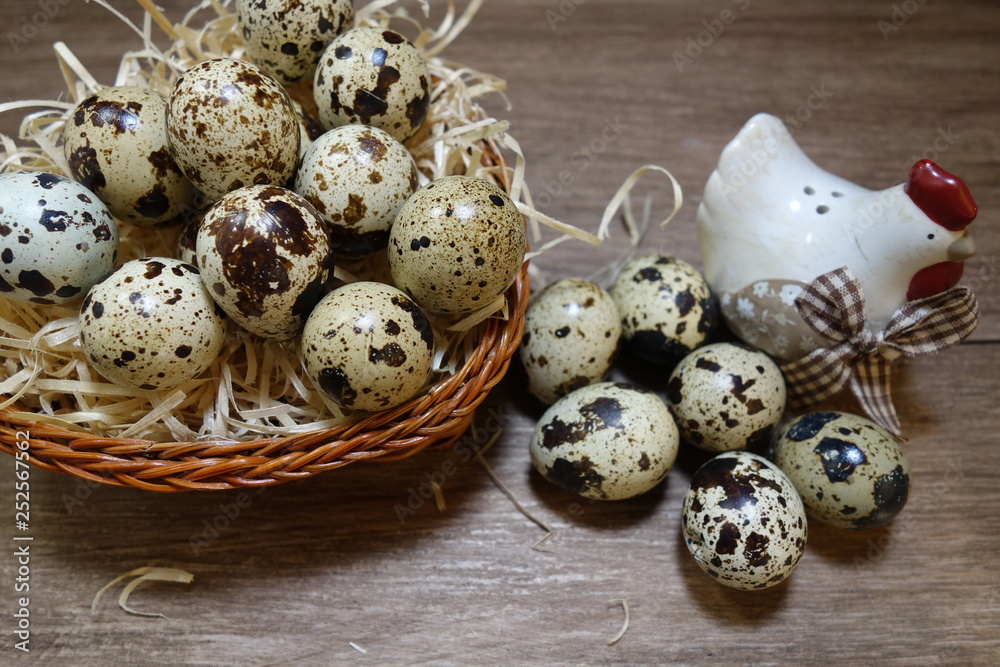 Obraz premium Quail eggs in a basket - Easter composition.Easter Tradition - Selective focus