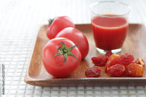 いろいろなトマトの使い方トマトとトマトジュースと塩トマト